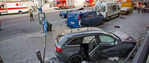 Vor der Bayrischen Staatsoper in München: Ein Auto ist bei einem Unfall auf den Gehweg geschleudert worden und hat dabei zwei Passanten umgefahren, eine Frau kam ums Leben. 