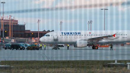 Eine Passagiermaschine der Turkish Airlines steht am 15.03.2016 auf dem Flughafen in Hannover (Niedersachsen). Das Flugzeug war zuvor aufgrund einer mutmaßlichen Bombendrohung auf dem Rollfeld gestoppt worden.