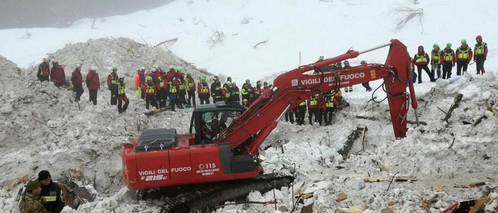 Italienische Rettungskräfte vom "Corpo Nazionale Soccorso Alpino e Speleologico" bei Bergungsarbeiten am Hotel Rigopiano.