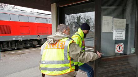 Polizeibeamte betreten am Bahnhof in Bad Aibling (Bayern) das Fahrdienstleiter-Stellwerk.