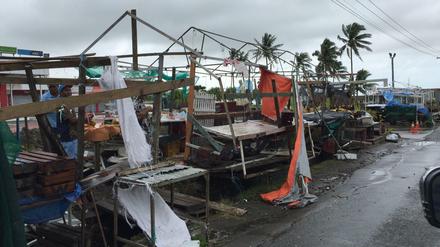Zerstörte Marktstände am Sonntag in Suva (Fidschi) zu. Nachdem der Zyklon "Winston" über die Inseln gewütet ist, haben nun die Aufräumarbeiten begonnen. 