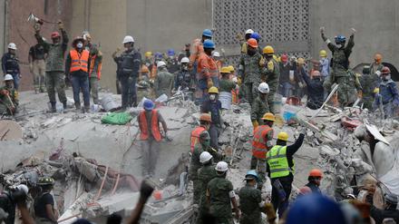 Rettungsteams suchen nach Überlebenden nach dem Erdbeben vor vier Tagen in Mexiko-Stadt.