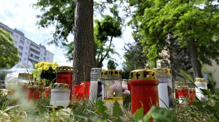 Kerzen und Blumen liegen am Fundort der Leiche eines erst 13 Jahre alten Mädchens.