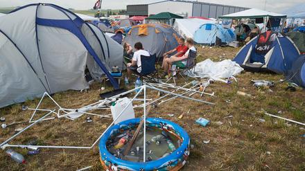 Zerstörte Zelte auf dem Festivalgelände von "Rock am Ring" in Mendig nach einem Unwetter mit Blitzeinschlag