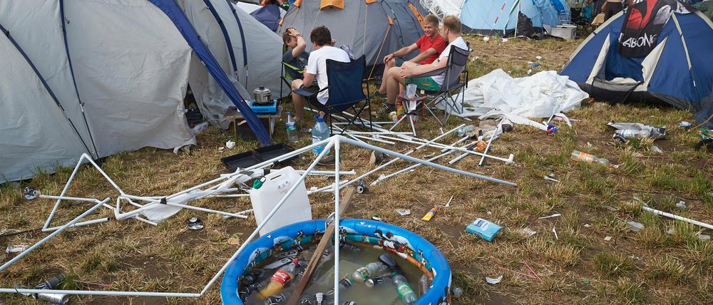Zerstörte Zelte auf dem Festivalgelände von "Rock am Ring" in Mendig nach einem Unwetter mit Blitzeinschlag