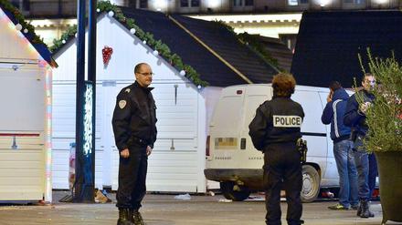 Die Polizei untersucht die Unglücksstelle, an der ein Mann mit einem Van auf den Weihnachtsmarkt gerast war.