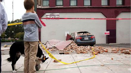 Ein Junge im kalifornischen Napa blickt nach dem schweren Erdbeben auf ein demoliertes Auto.
