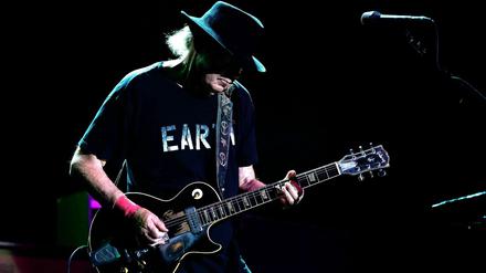 Seine Religion ist der Wind. Neil Young mit seiner Gitarre "Old Black", die, mehrfach restauriert, seit Jahrzehnten seinen Sound prägt. 