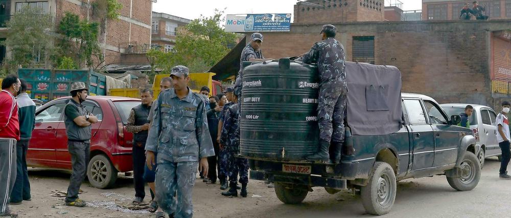 Die Polizei in Nepal bringt Trinkwasser. 