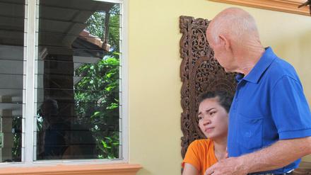 In der Einrichtung für Demenzkranke "Baan Kamlangchay" in Faham in Nordthailand wird ein Gast von einer Betreuerin umsorgt. Jeder Gast hat hier rund um die Uhr eine persönliche Betreuerin an der Seite.
