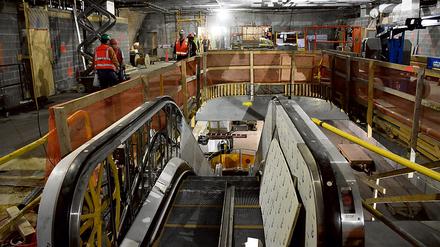 Arbeiter installieren am 21.05.2015 in New York Rolltreppen und andere elektrische Geräte und Leitungen an einer künftigen Station der Second Avenue Line in New York. Die neue Subway-Linie, die erste seit mehr als 70 Jahren, wird die teuerste U-Bahn der Welt, soll insgesamt etwa 17 Milliarden Dollar kosten.