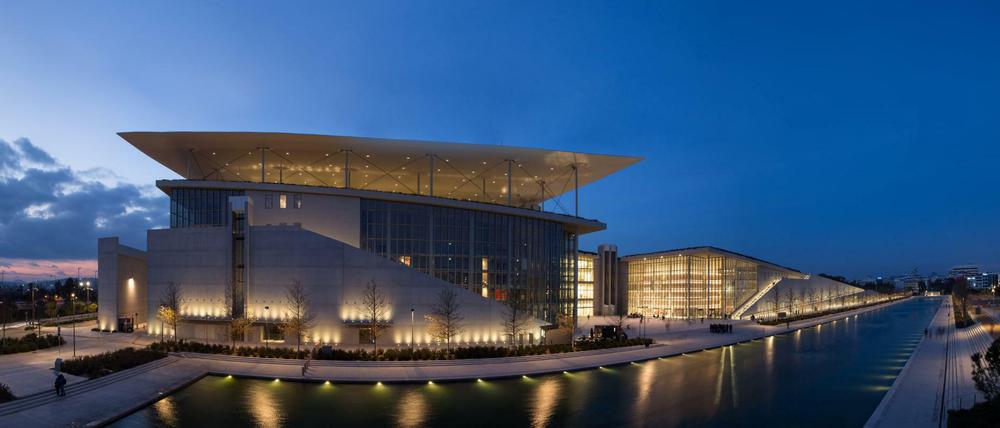 Stararchitekt Renzo Piano hat das Gebäudeensemble entworfen. Vom Dach aus hat man einen Rundumblick über die griechische Hauptstadt. 