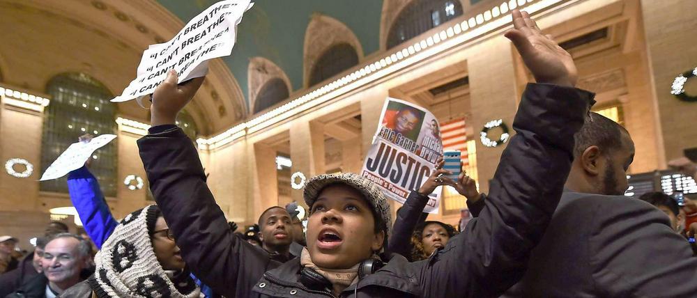 Demonstration in New York gegen die Entscheidung einer Grand Jury, einen weißen Polizisten nach dem Tod des schwarzen New Yorkers Eric Garner nicht anzuklagen.