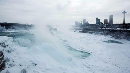 In der Sprache der Ureinwohner bedeutet Niagara "donnerndes Wasser". Davon ist derzeit nicht viel zu sehen: Bei Minus 14 Grad Celsius sind die Niagara-Wasserfälle an der Grenze zwischen dem US-Bundesstaat New York und der kanadischen Provinz Ontario seit Dienstag zugefroren. 