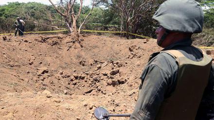 Soldaten sichern den Krater und suchen nach Überbleibseln des Meteoriten.