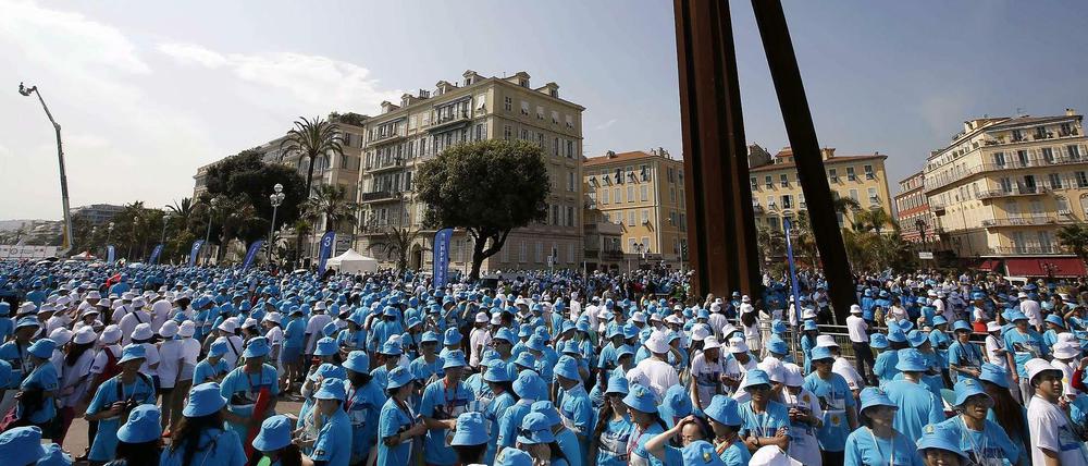 Über 6000 Mitarbeiter aus China bei dem Versuch, einen Weltrekord in Nizza aufzustellen. 