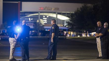 Lafayette im US-Bundesstaat Louisiana: Polizei vor dem Kino "The Grand" nach tödlichen Schüssen während einer Aufführung des Films "Trainwreck".