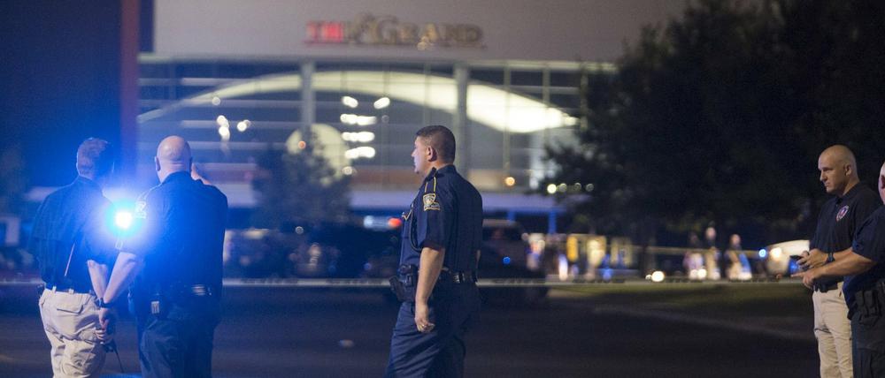 Lafayette im US-Bundesstaat Louisiana: Polizei vor dem Kino "The Grand" nach tödlichen Schüssen während einer Aufführung des Films "Trainwreck".