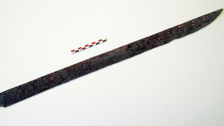 Archäologen wollen die Fundstelle des 70 Zentimeter langen Schwertes untersuchen, die an einer alten Handelsroute liegt.