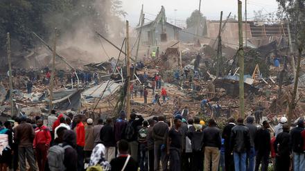 In Nairobi schauen Bewohner des Viertels Kibera zu, wie ihre Häuser abgerissen werden.