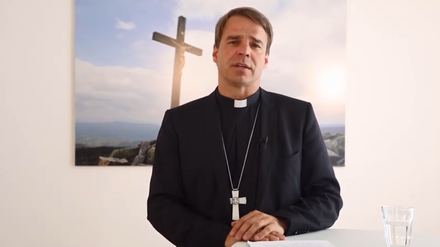 In einer Videobotschaft zeigt sich Bischof Oster fassungslos über das Ausmaß sexuellen Missbrauchs in der katholischen Kirche.