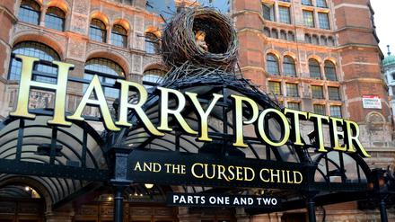Über dem Eingang des Palace Theatre in London ist am 26.07.2016 die Werbung für das Theaterstück "Harry Potter and the Cursed Child" zu sehen. Am 30.07.2016 findet im Theater die Premiere des Theaterstücks statt.