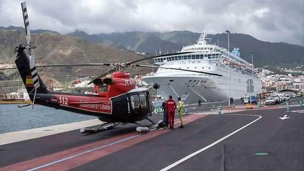 Rettungshubschrauber im Einsatz: Bei einer missglückten Rettungsübung sind auf einem Kreuzfahrtschiff auf den Kanarischen Inseln fünf Besatzungsmitglieder ums Leben gekommen. 