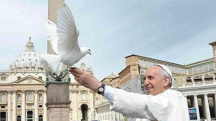 Papst Franziskus hat nicht immer Spaß mit Tauben.