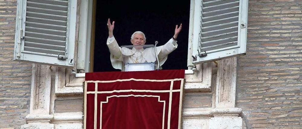 Die Stimme des Papstes versagte während des Angelus-Gebetes mehrfach, zehntausende Gläubige jubelten ihm zu.