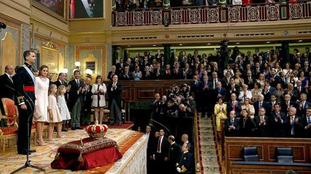 Spanien hat einen neuen König. Felipe von Spanien schwor am Donnerstag im Madrider Parlament, die in der Verfassung festgelegten Aufgaben zu erfüllen.