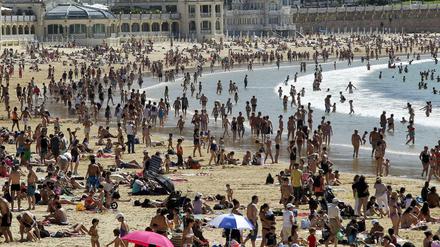 Badegäste bevölkern den Strand von San Sebastian - und fast aller anderen spanischen Strände.