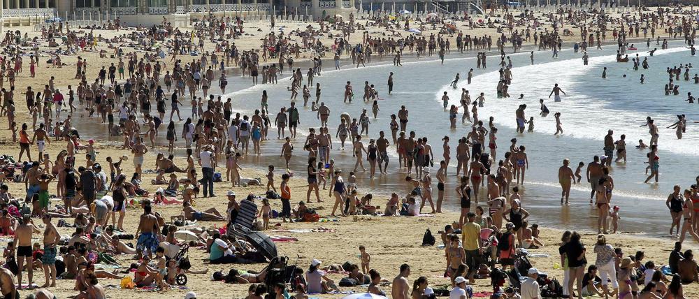 Badegäste bevölkern den Strand von San Sebastian - und fast aller anderen spanischen Strände.