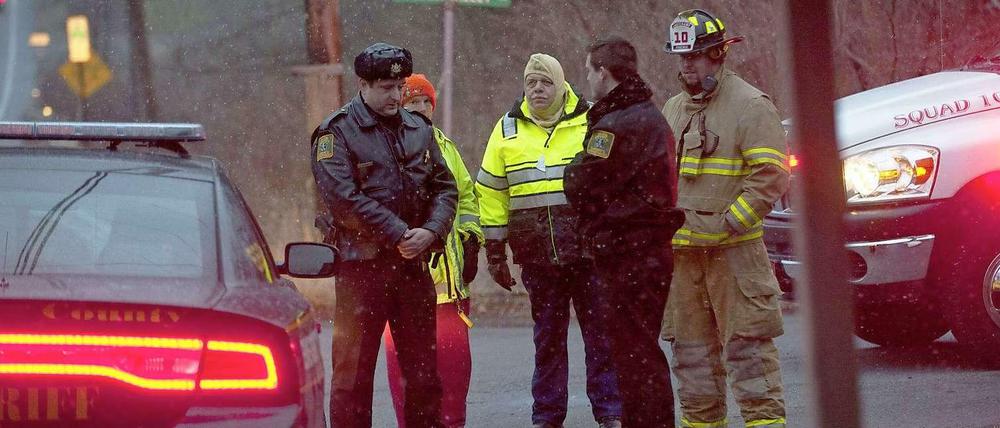 Polizisten stehen auf der gesperrten Landstraße im US-Bundesstaat Pennsylvania. Ein Mann erschoss drei Menschen und tötete sich anschließend selbst.