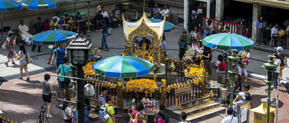 Der Erawan-Schrein in Bangkok wird am Montag wieder von Einheimischen und Touristen besucht. Vor einer Woche hatte es hier eine Explosion mit 20 Toten gegeben. 