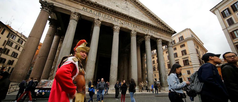 Ein Darsteller steht vor dem Pantheon in Rom.