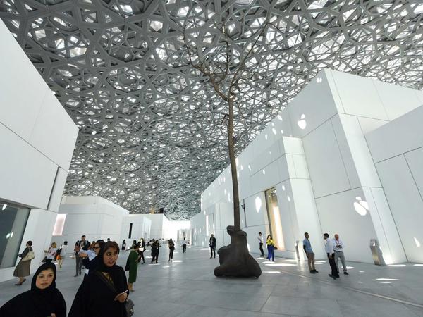 Unter einem verflochtenen Dach aus Stahl hat der Architekt Jean Nouvel kubische Ausstellungsräume angeordnet. 