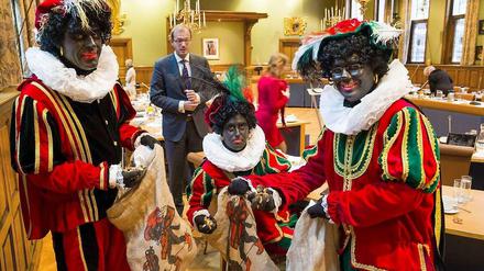 Traditionelle Figur beim Nikolausfest in den Niederlanden: der schwarz angemalte "Zwarte Piet".