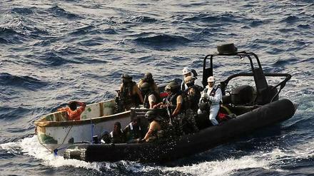 Einige als Piraten verdächtigte Somalier sind von europäischen Anti-Piraten-Einheiten vor dem Horn von Afrika gefasst worden. Das Foto stammt aus dem vergangenen Jahr. Die Zahl der Piratenangriffe vor Somalia ist deutlich gesunken. 