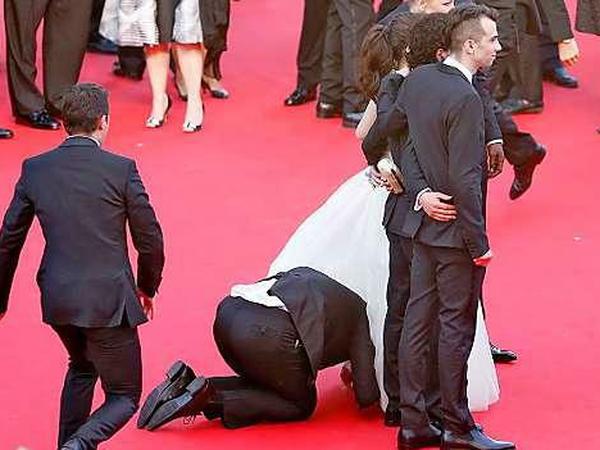 Bei den Filmfestspielen in Cannes schlüpfte der Angreifer auf dem Roten Teppich unter den bauschigen Rock der US-Schauspielerin America Ferrera.