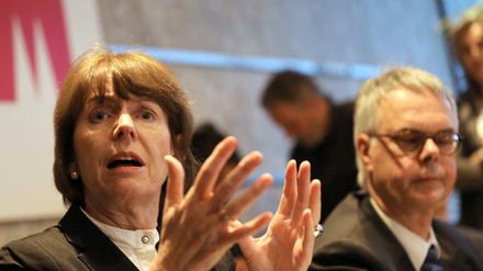 Die Kölner Oberbürgermeisterin Henriette Reker warnte bei der Pressekonferenz am Dienstag vor einer Verknüpfung der Übergriffe in Köln mit der Flüchtlingssituation. Im Bild rechts neben ihr: Polizeipräsident Wolfgang Albers.
