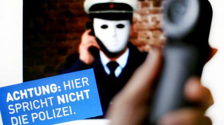 Derzeit ist der Polizistentrick in Deutschland sehr beliebt. Die Polizei in Nordrhein-Westfalen warnte mit diesem Plakat vor Betrügern.