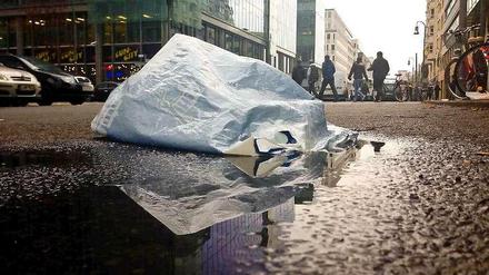 Eine Plastiktüte am Rand einer Straße in Berlin. Die EU-Staaten wollen künftig Steuern oder Gebühren auf Beutel erheben.