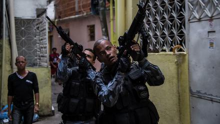 In 37 Favelas sind Einheiten der Militärpolizei stationiert. Doch für Ruhe sorgen können sie kaum.