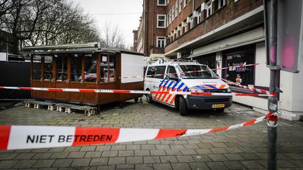 Die Polizei vor einer Shisha-Bar in Amsterdam. Hier wurde am Mittwoch ein Kopf eines Menschen gefunden. 