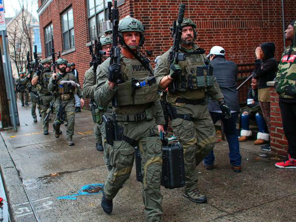 Schießerei in Jersey City: Polizisten auf dem Weg zum Ort des Geschehens 