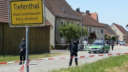 Polizisten und Absperrbänder in Tiefenthal im Kreis Ansbach, Mittelfranken. Hier hat ein Mann bei einem Amoklauf zwei Menschen erschossen. 