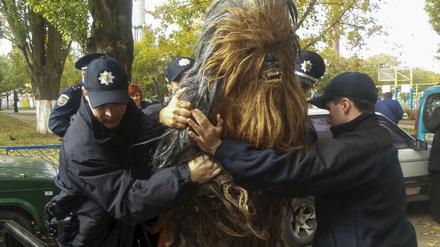 Er hatte sich geweigert, seinen Führerschein zu zeigen. Ein Aktivist verkleidet als Star-Wars-Figur Chewbacca wird in Odessa verhaftet. In der ukrainischen Stadt ist die Spaß-Partei "Darth-Vader-Block" bei der Kommunalwahl zugelassen. 
