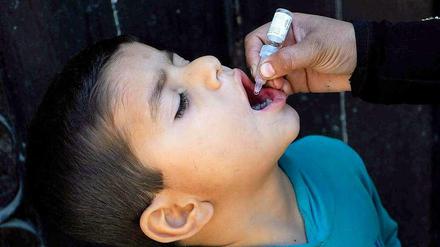 Ein Junge in Pakistan bekommt eine Polio-Impfung. 