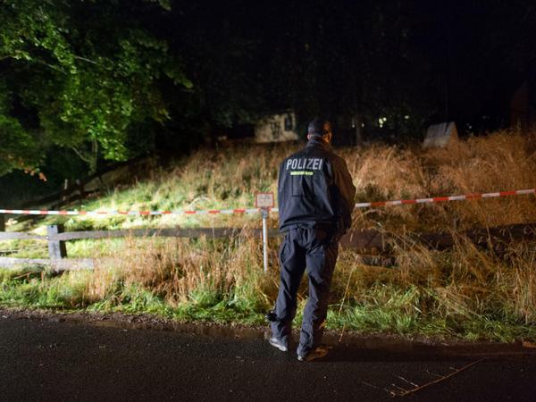 Auf einem Hof in Lampersdorf hat die Polizei die Leiche einer jungen Frau gefunden. Es handelt sich wahrscheinlich um Anneli.