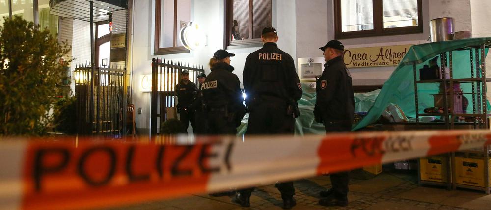 Polizisten stehen vor einem Restaurant in Hamburg. In dem Restaurant im Hamburger Stadtteil St. Georg hat die Polizei am Mittwoch eine Leiche gefunden.